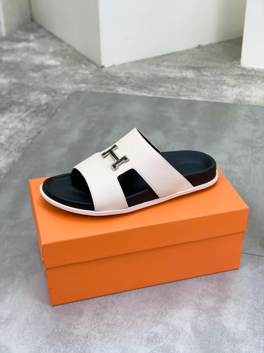 Men's shoes 💰P440 New [HERMES] high-end quality new Hermès slippers, made of imported calfskin, wear-resistant and non-slip rubber outsole. Fashionable and elegant code number: 39-44 (38 45 46 customized)